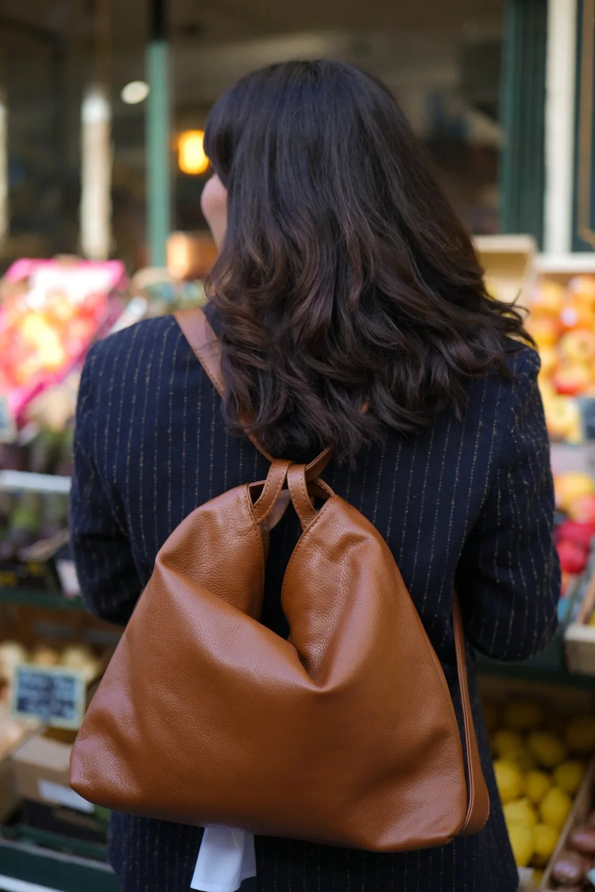 Sac à main convertible Jérôme en cuir grainé camel porté en sac à dos, vue de dos