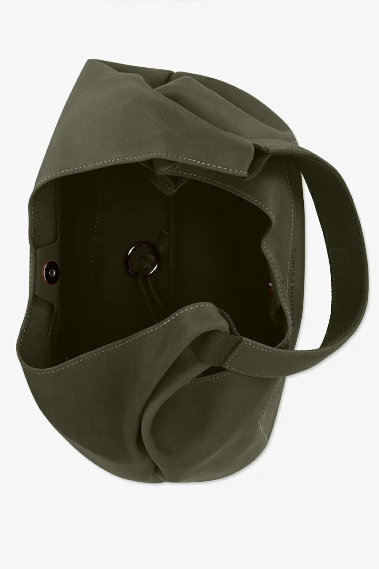 Intérieur du sac hobo Ateliers Fourès en cuir nubuck kaki avec fermeture aimantée et poche intérieur