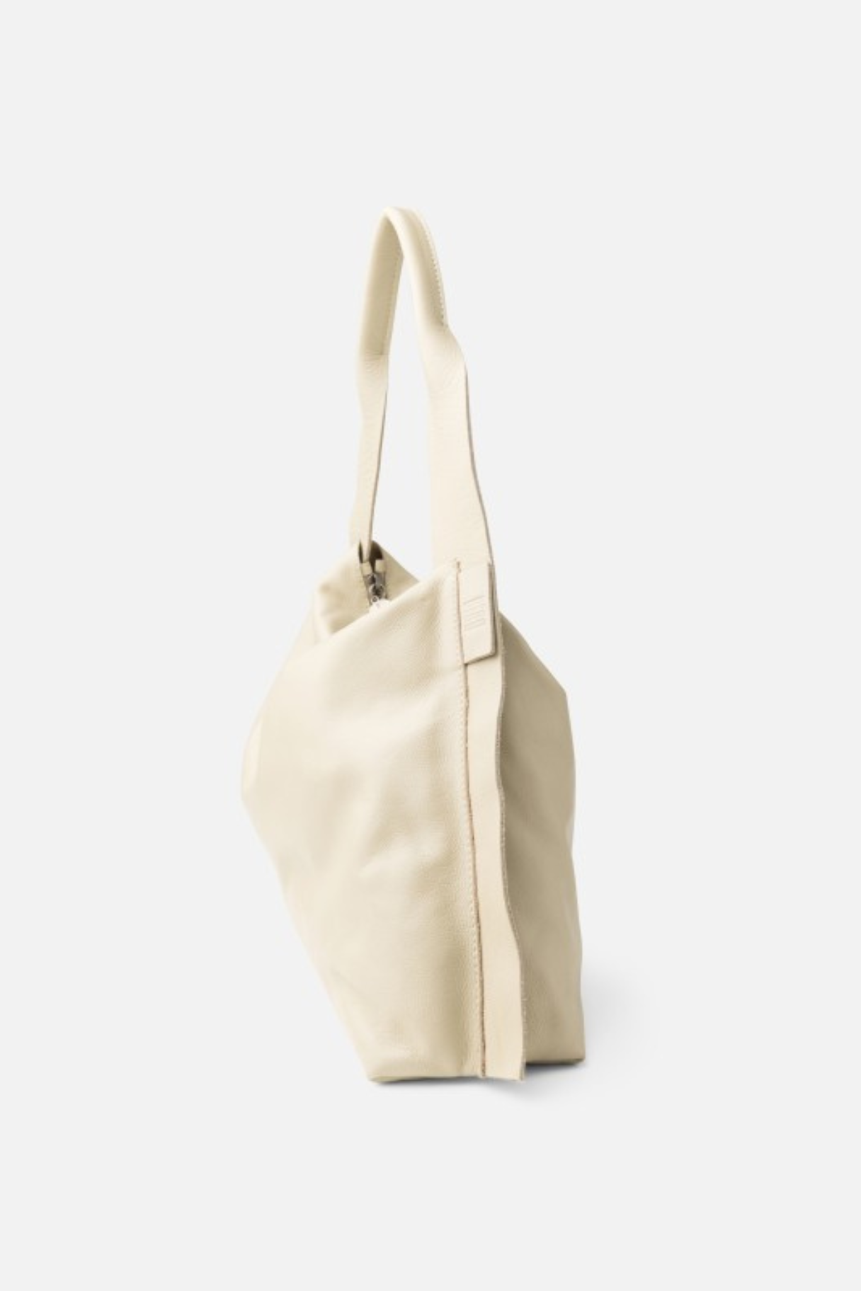 Sac hobo cuir écru vue de profil, format souple drapé porté épaule