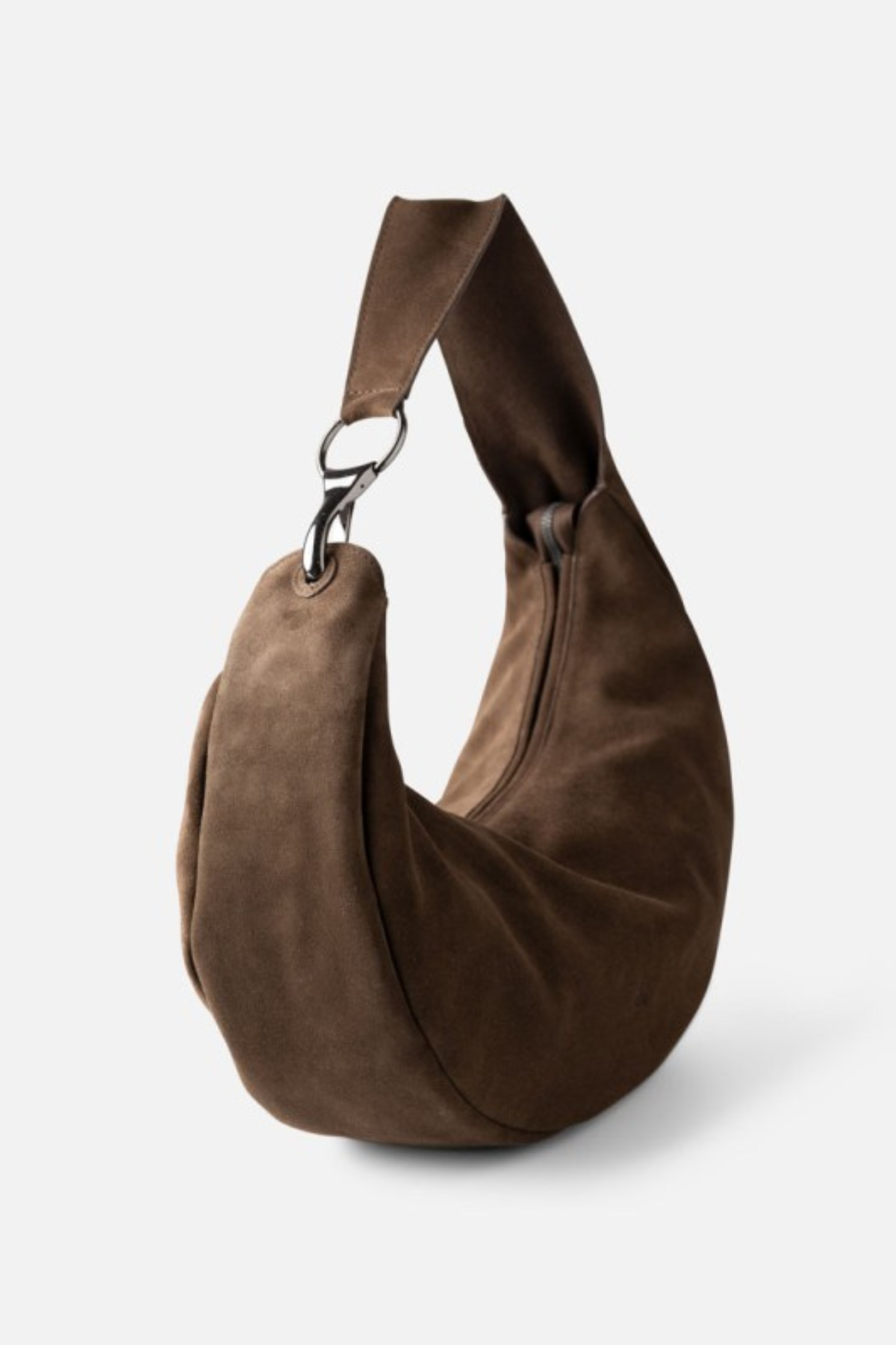 Grand sac hobo Jackpot Biba en cuir daim taupe vu de trois quarts, profondeur 13 cm