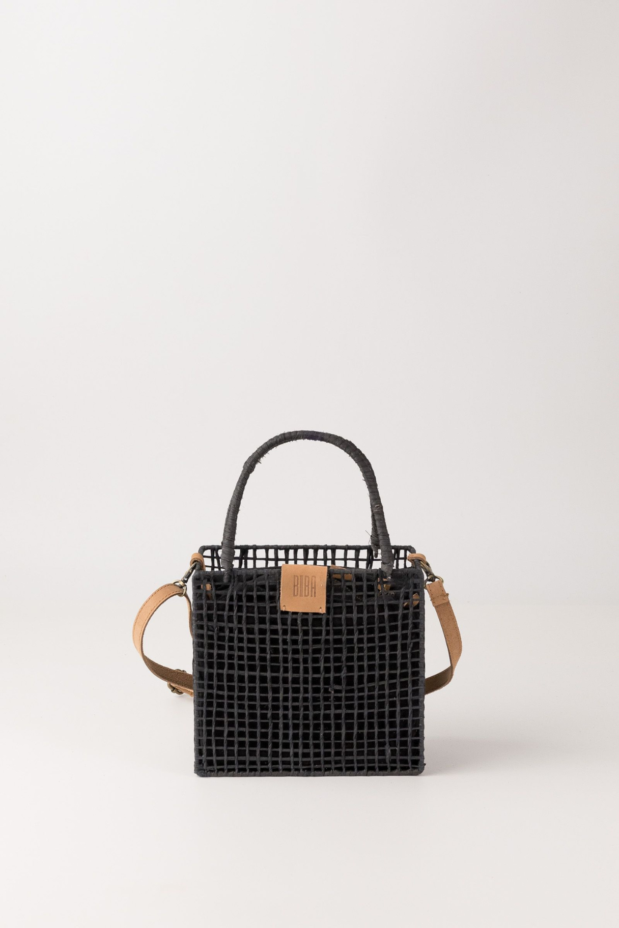 Sac panier carré Nigaloo Biba en raffia tressée noire vue de face