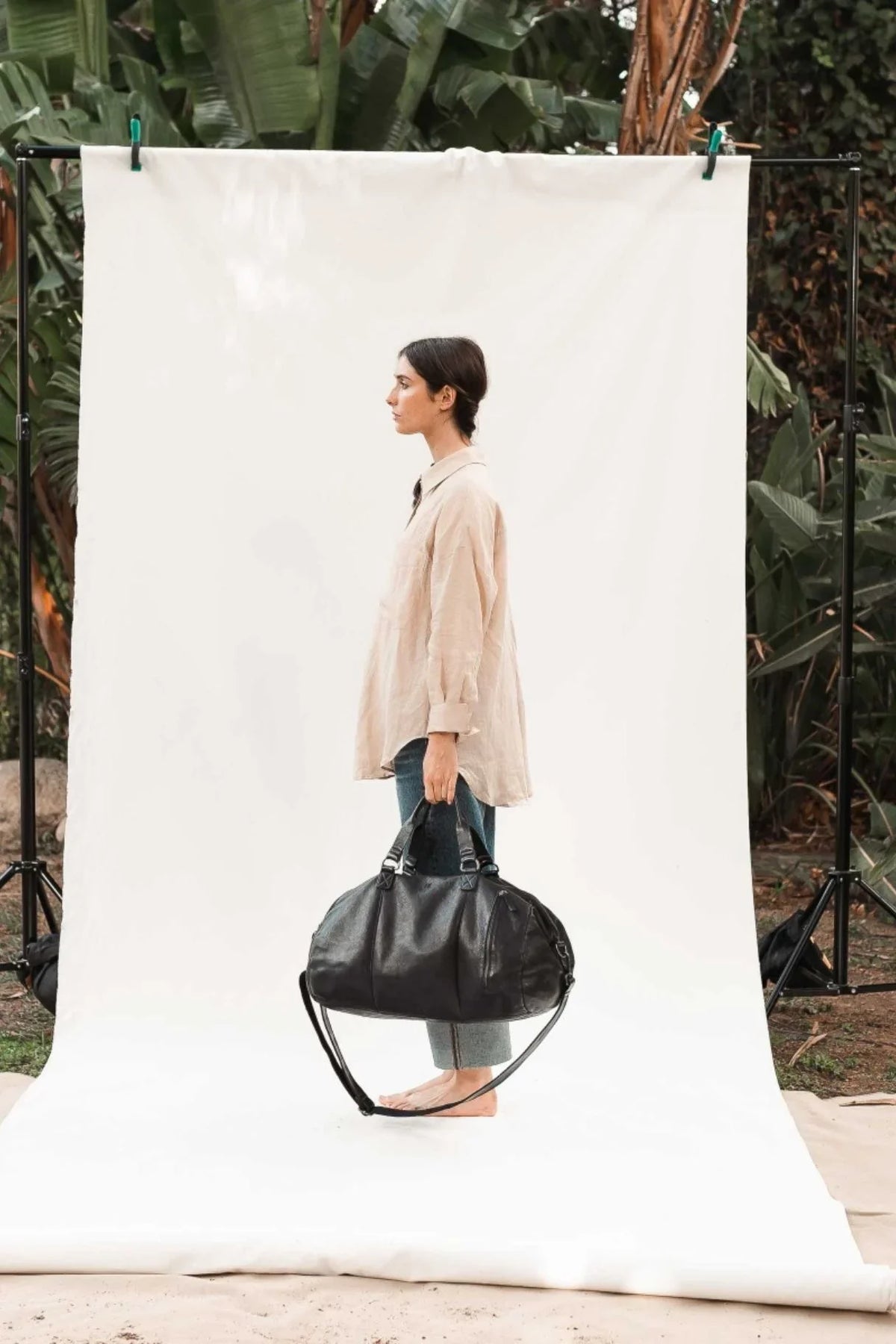 Sac week-end Biba Gary en cuir lavé noir porté à la main