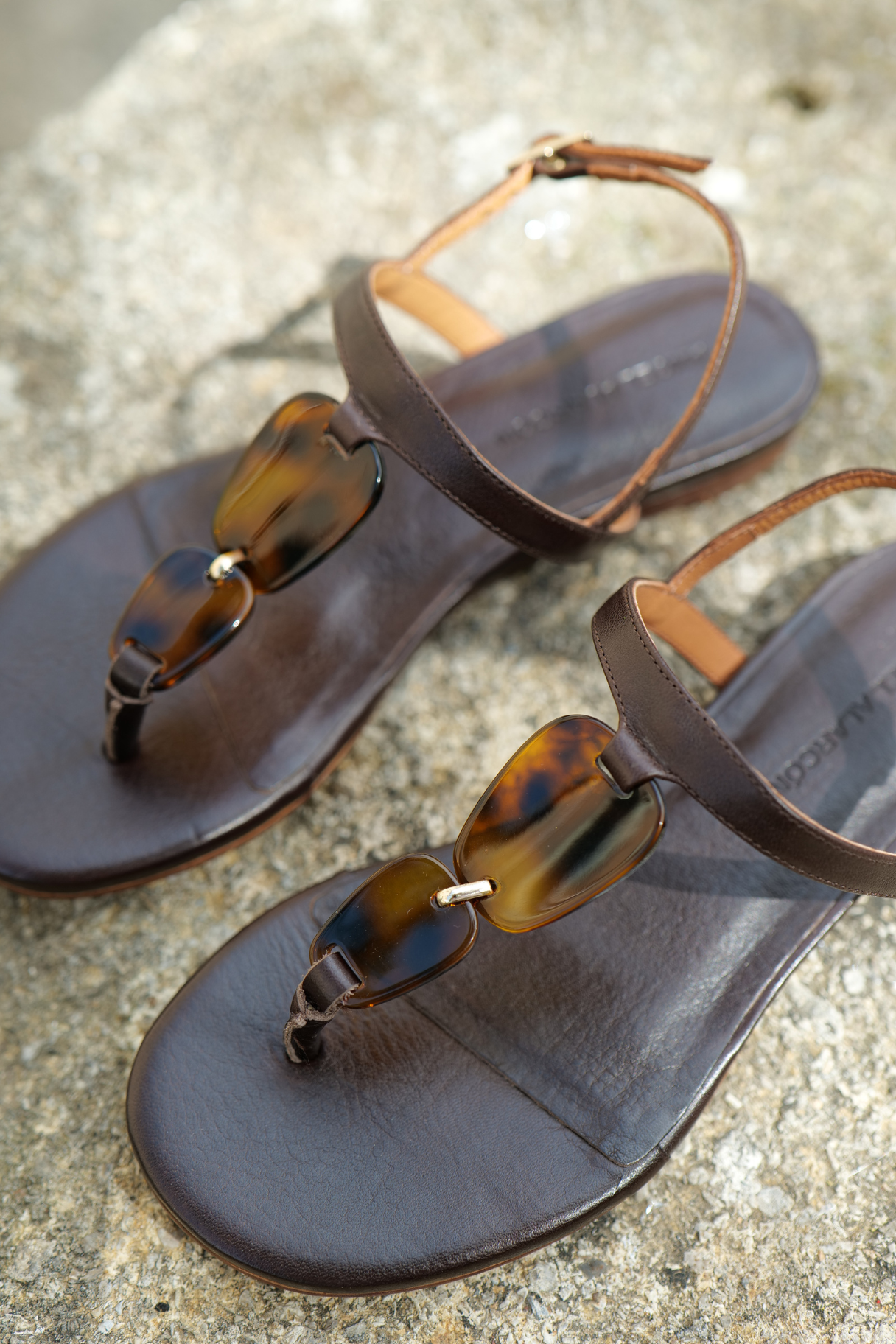 Détail des ornements en écaille de tortue des sandales femme cuir Ángel Alarcón
