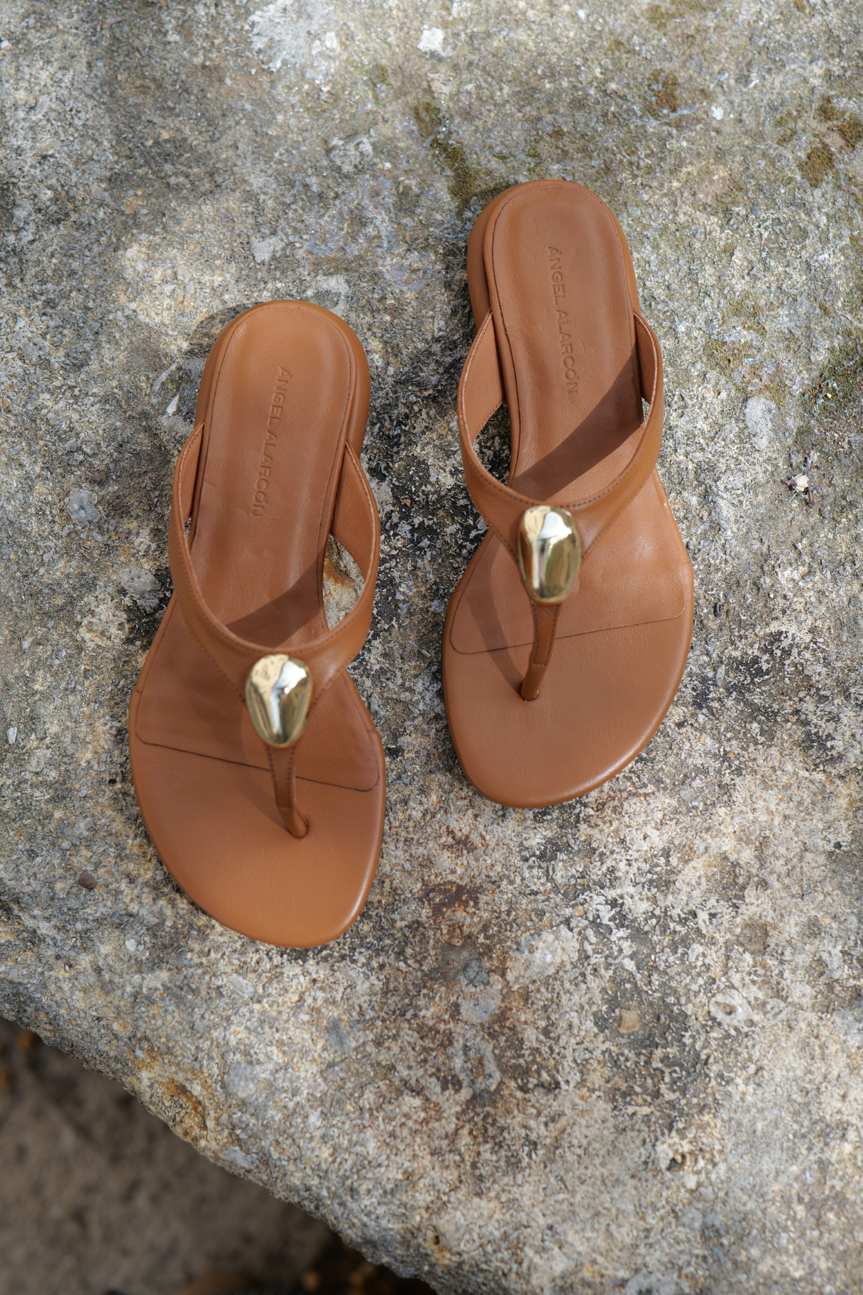 Sandales tongs femme cuir camel Claudia Ángel Alarcón petit talon bloc 2,5 cm
