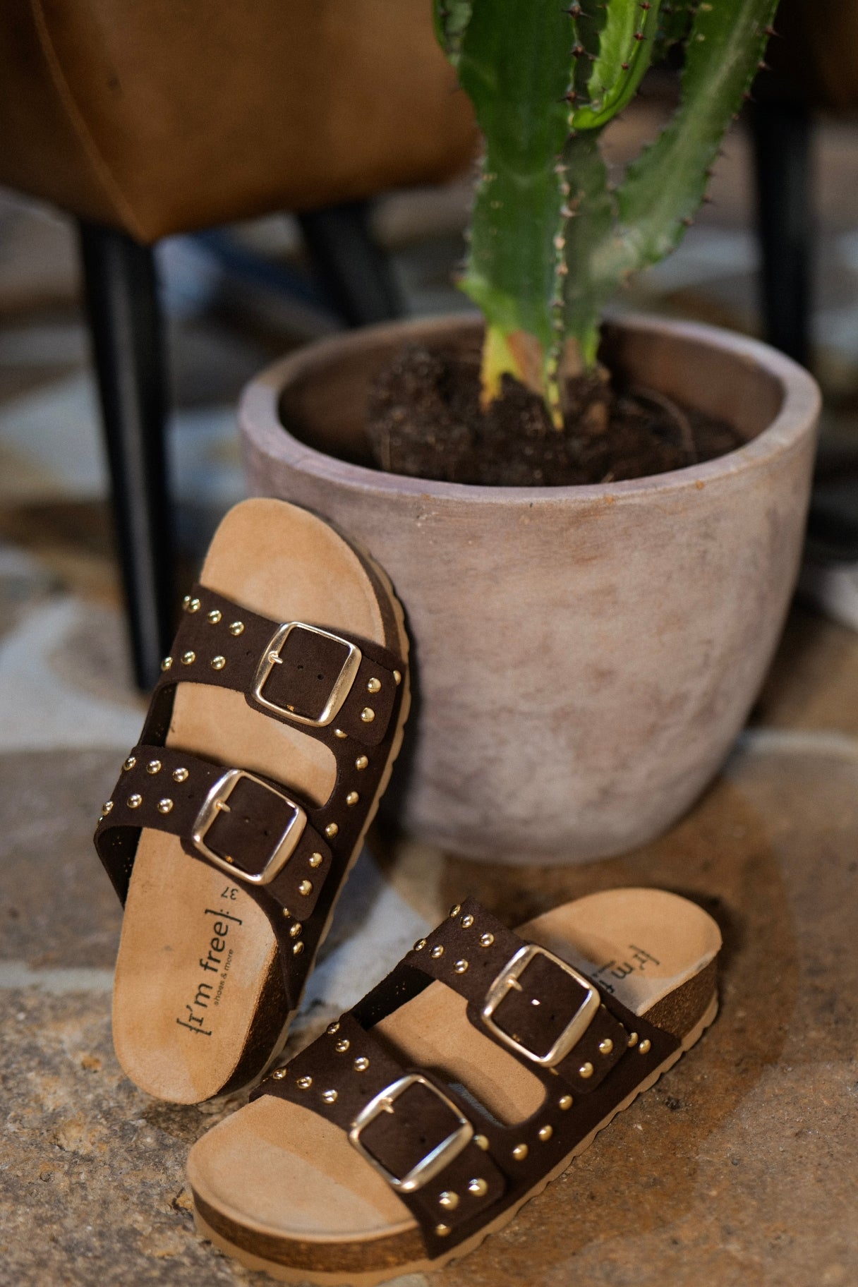 Sandales marron à double boucle avec clous dorés en détail 