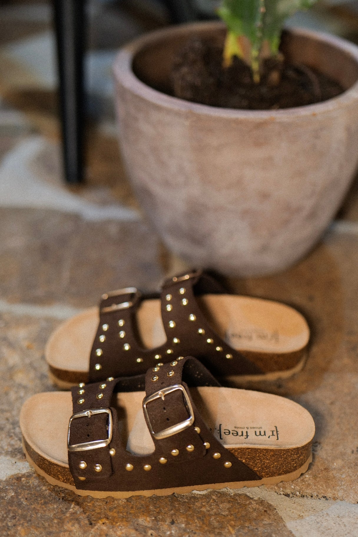 Sandales marron à double bride avec boucles métalliques et clous dorés 